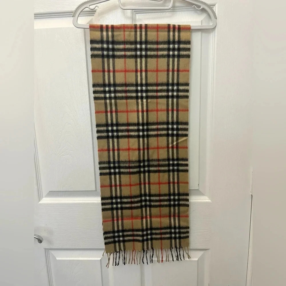 ! Vintage Burberry yellow/ white tag wool scarf.